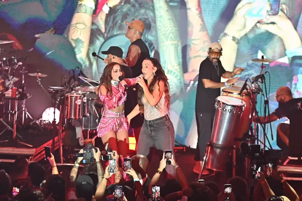 Ivete Sangalo e Anitta durante show no encerramento do Carnaval no Rio de Janeiro