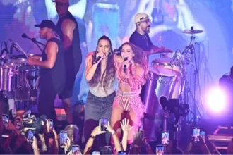 Anitta e Ivete Sangalo em show durante encerramento do Carnaval na Sapucaí