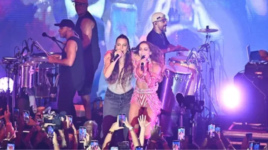 Anitta e Ivete Sangalo em show durante encerramento do Carnaval na Sapucaí