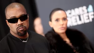 Kanye West faz posts polêmicos e acusa Kim Kardashian de tráfico sexual