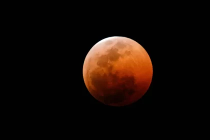 Eclipse lunar total de 2025 visto no céu com coloração avermelhada da Lua de Sangue.