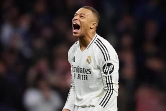 Mbappé comemorando gol