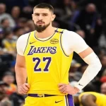 Alex Len em ação pelo Los Angeles Lakers durante o jogo contra o Milwaukee Bucks, onde teve atuação discreta.