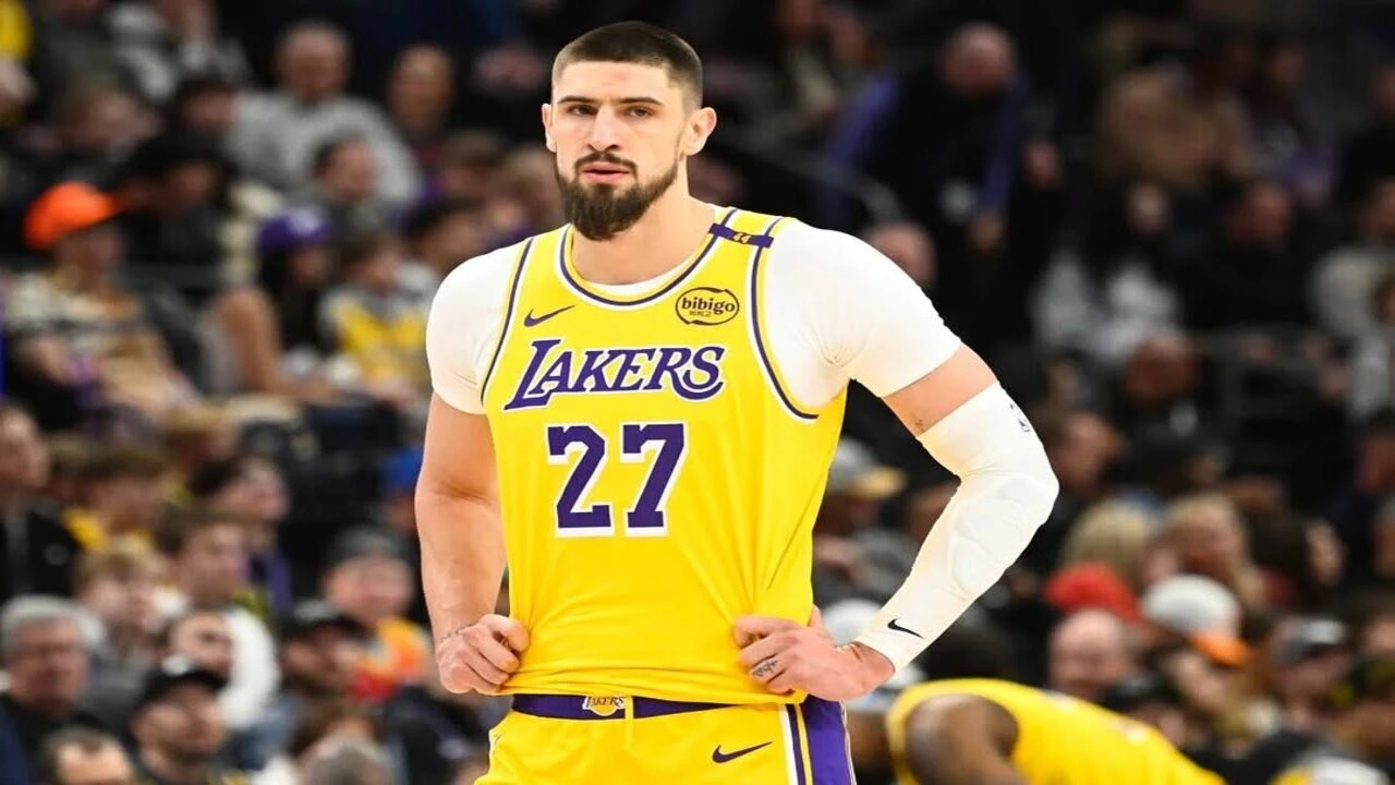 Alex Len em ação pelo Los Angeles Lakers durante o jogo contra o Milwaukee Bucks, onde teve atuação discreta.