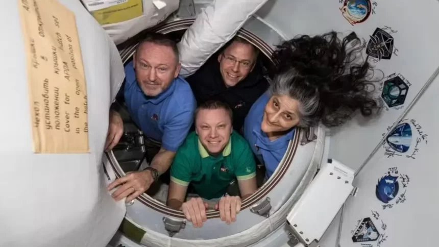 Astronautas Butch Wilmore, Suni Williams, Nick Hague e Aleksandr Gorbunov em gravidade zero