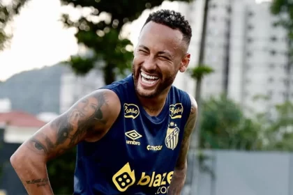 Neymar compartilha fotos em treino