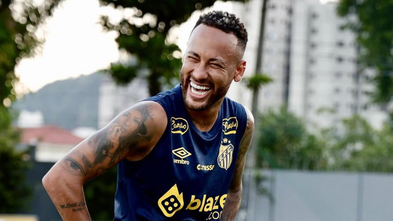 Neymar compartilha fotos em treino