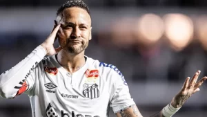 Neymar publica foto com mão enfaixada