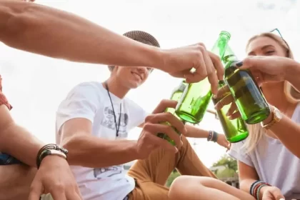 pessoas em roda consumindo álcool