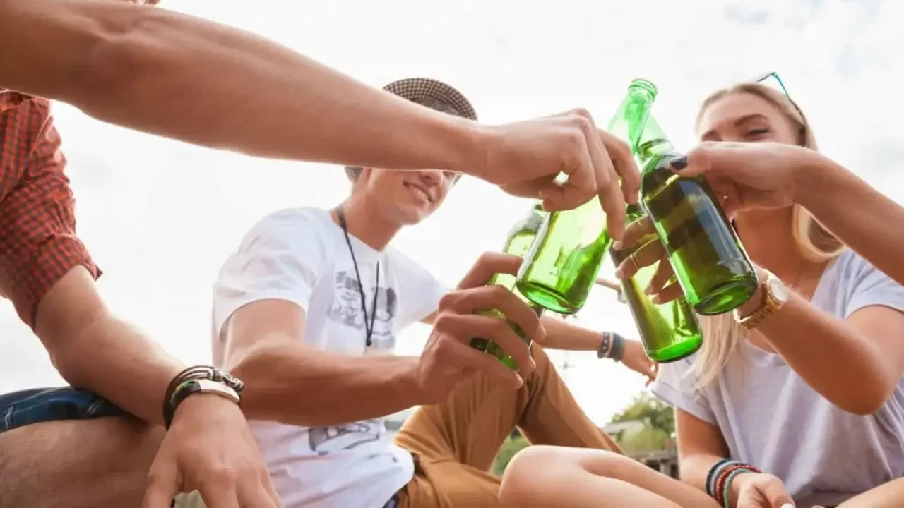 pessoas em roda consumindo álcool