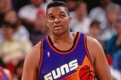 Morre aos 54 anos Oliver Miller, ex-jogador da NBA que defendeu equipes como Suns e Raptors. Reconhecido por sua presença dominante no garrafão, ele se tornou uma figura marcante na liga