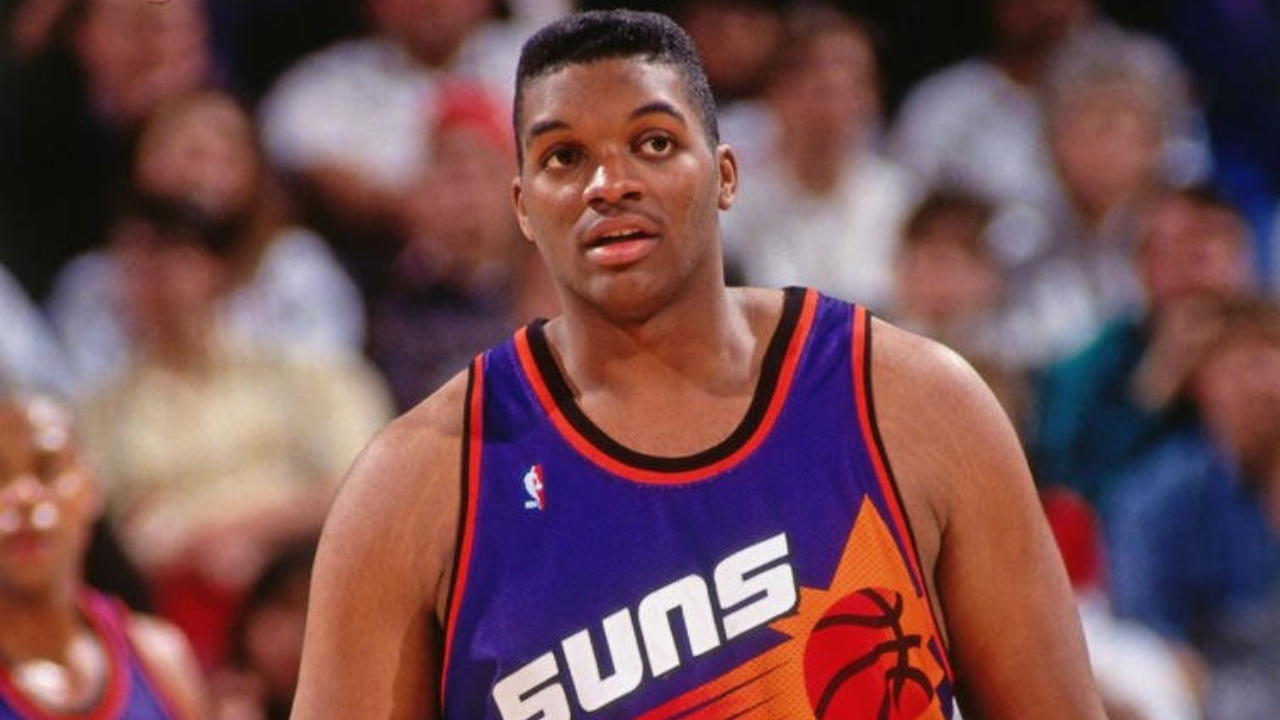 Morre aos 54 anos Oliver Miller, ex-jogador da NBA que defendeu equipes como Suns e Raptors. Reconhecido por sua presença dominante no garrafão, ele se tornou uma figura marcante na liga