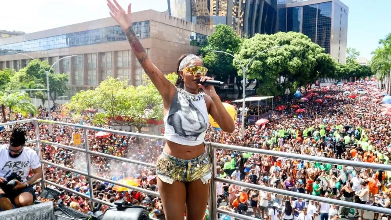 Foto de destaque: Ludmilla durante seu megabloco no RIo de Janeiro (Reprodução/Júlio César/AgNews)