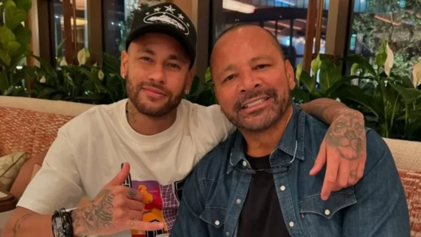 Neymar ao lado de seu pai, em um jantar