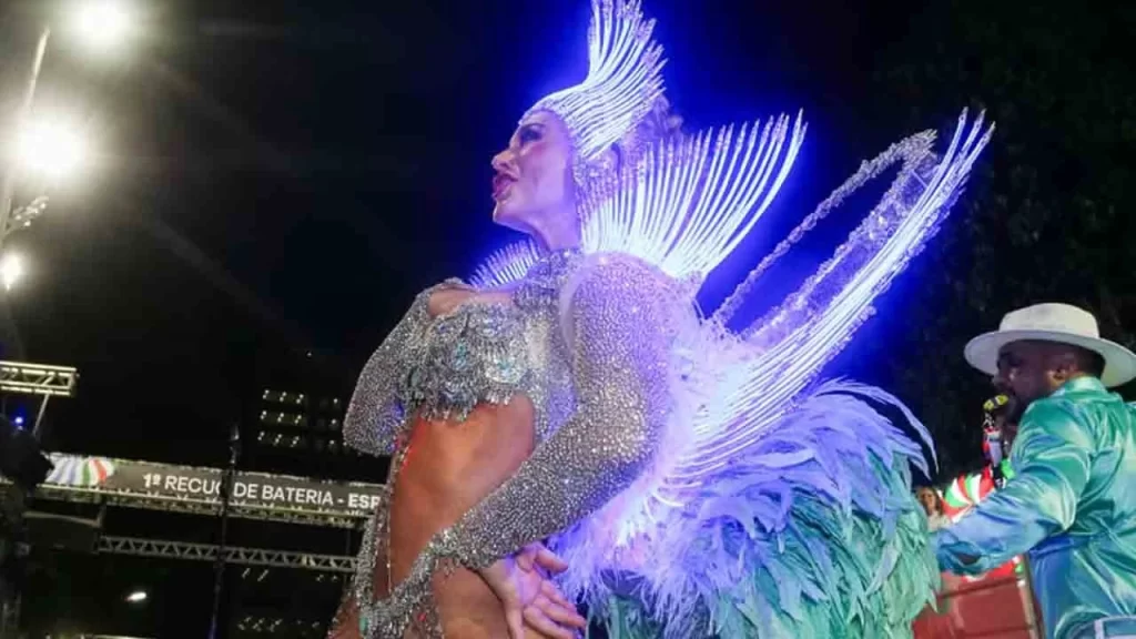 Paolla Oliveira encerra sua participação como rainha de bateria da Grande Rio