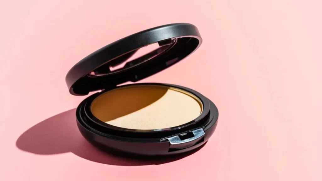 Pó compacto volta a chamar atenção no mundo da beleza