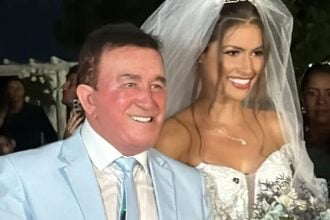 Foto destaque: Amado Batista e Calita Franciele em cerimônia de casamento (Reprodução/Instagram/@karllos_kosta)