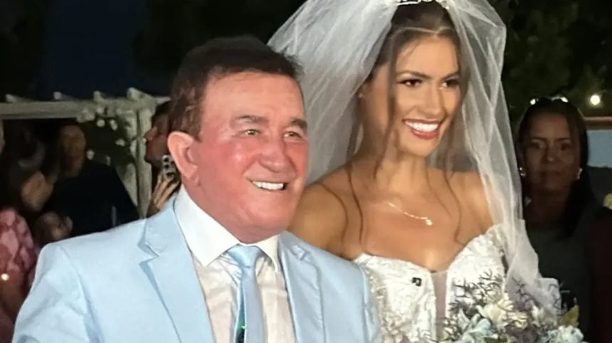 Foto destaque: Amado Batista e Calita Franciele em cerimônia de casamento (Reprodução/Instagram/@karllos_kosta)