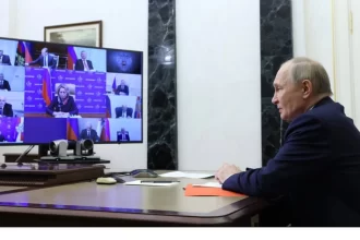 putin em reuniao