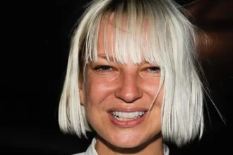 Sia revela divórcio e filha