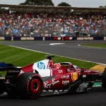 Uma ferrari na pista do GP da Austrália 2025