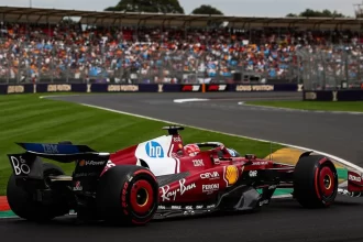 Uma ferrari na pista do GP da Austrália 2025