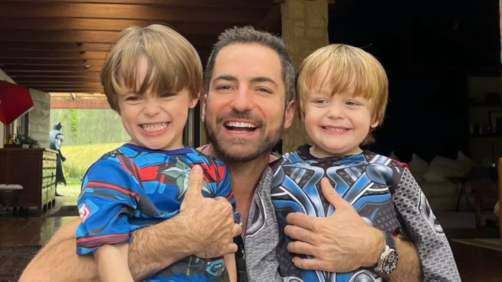 Thales Bretas se emociona com surpresa dos filhos no aniversário