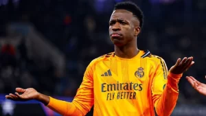 LaLiga denuncia gesto racista contra Vini Jr no jogo entre Real Sociedad e Real Madrid 