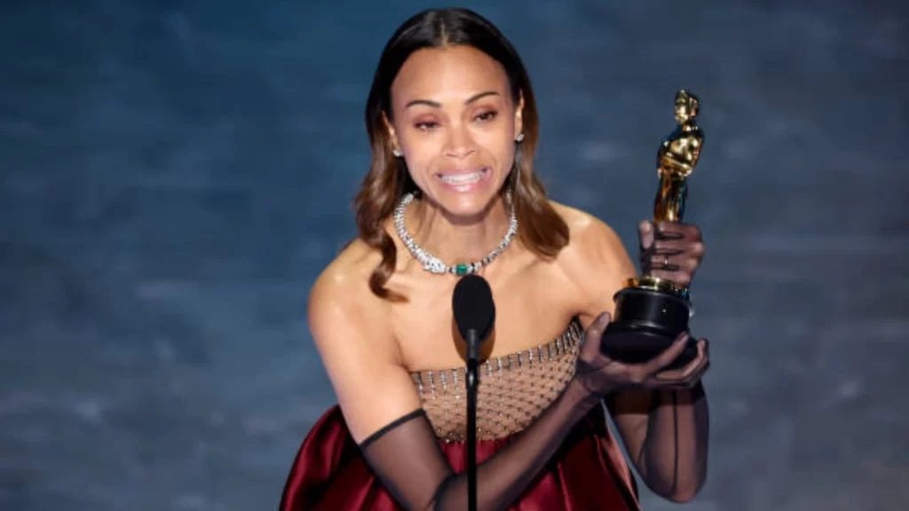 Oscar 2025: Zoe Saldaña vence na categoria de Melhor Atriz Coadjuvante