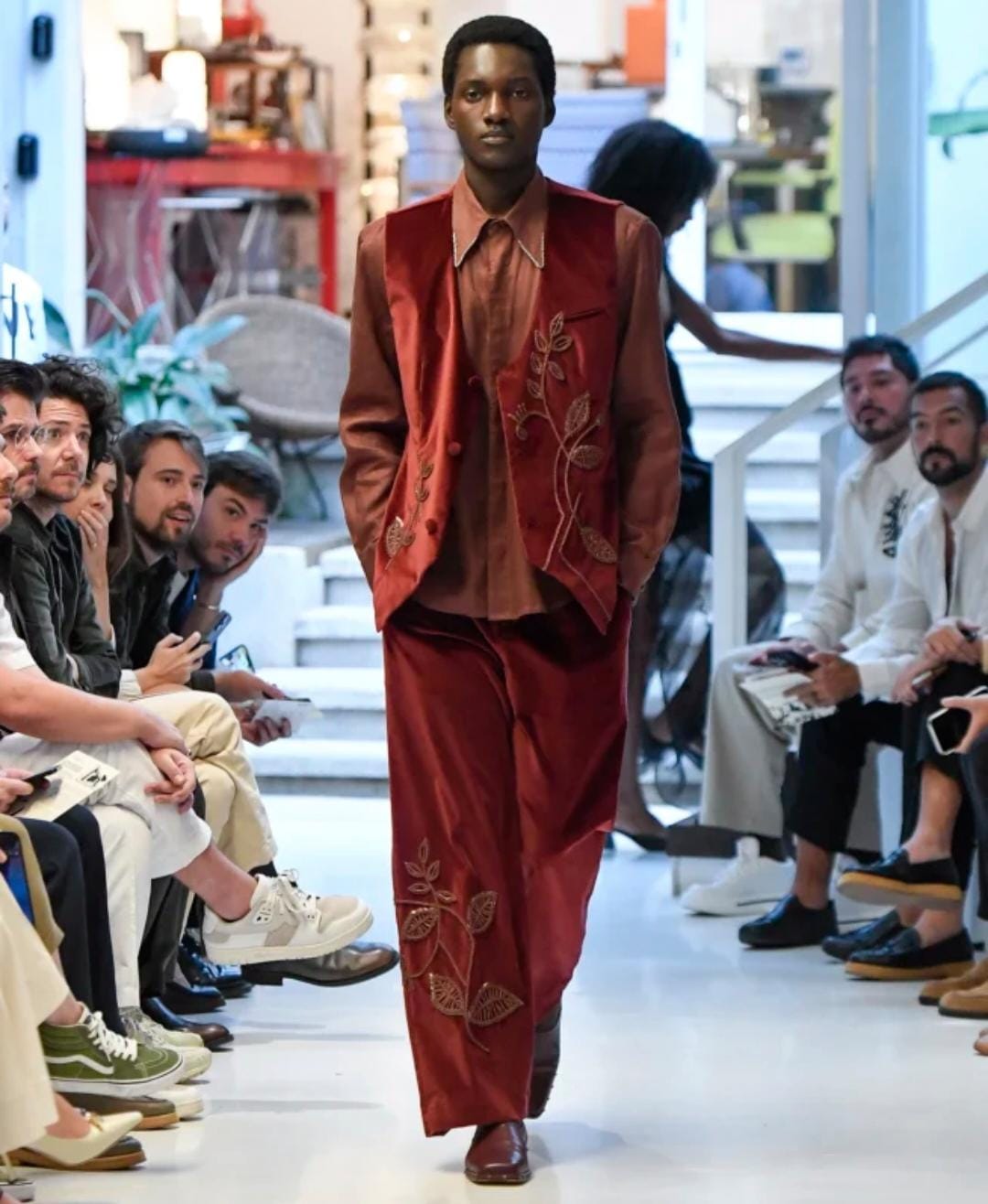 SPFW: Handred celebra a tapeçaria brasileira com afeto e arte Modelo na passarela para Handred