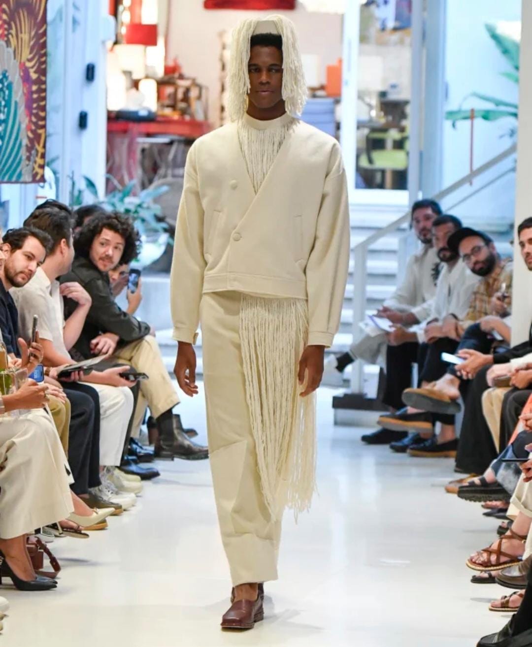 SPFW: Handred celebra a tapeçaria brasileira com afeto e arte Modelo na passarela para Handred com look tela crua com fios em forma de franjas