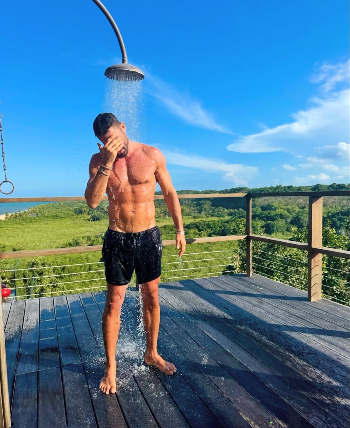 Após polêmica do 'cheiro de masculinidade', Cauã Reymond posta foto tomando banho na natureza Após polêmica do 'cheiro de masculinidade', Cauã Reymond posta foto tomando banho na natureza