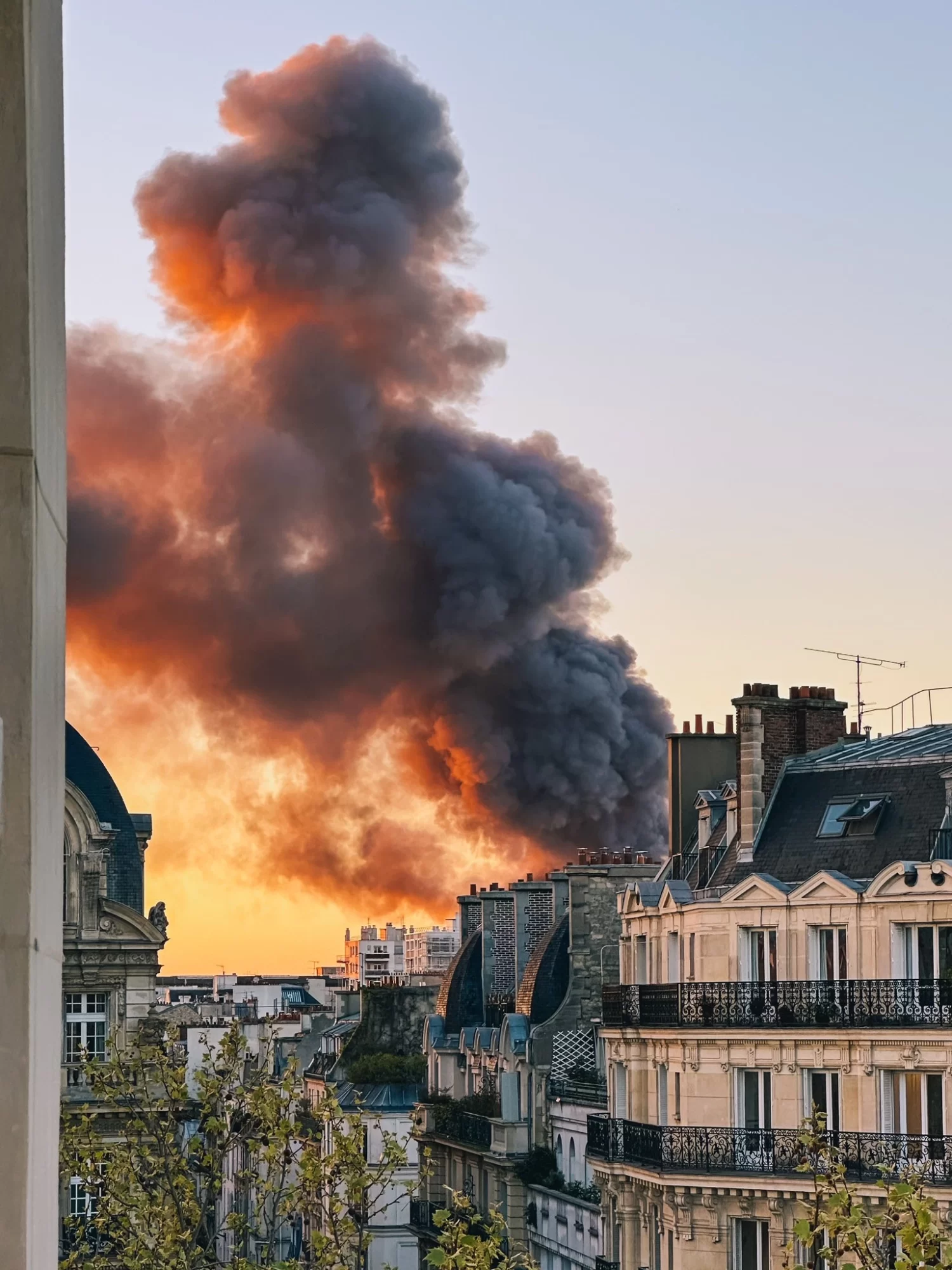 Fumaça provocada por incêndio em centro de resíduos toma o céu de Paris