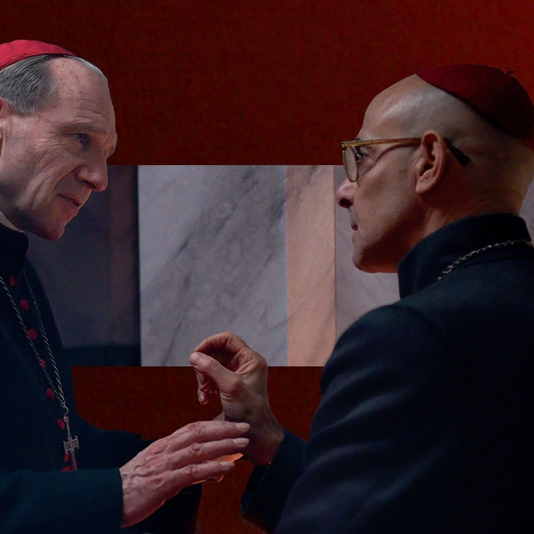 Ralph Fiennes e Stanley Tucci como Cardeal Lawrence e Cardeal Bellini