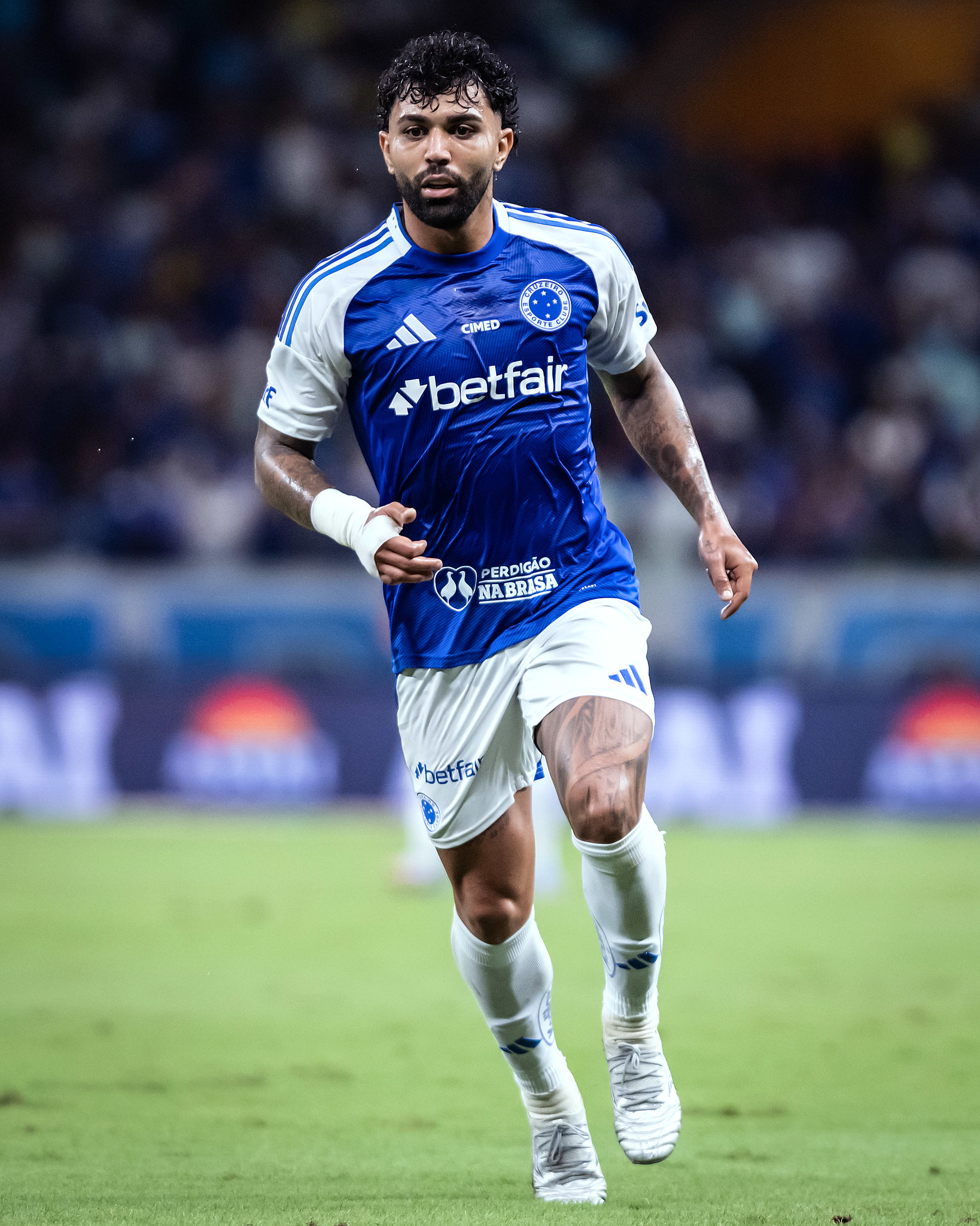 Gabigol jogando com a camisa do Cruzeiro 
