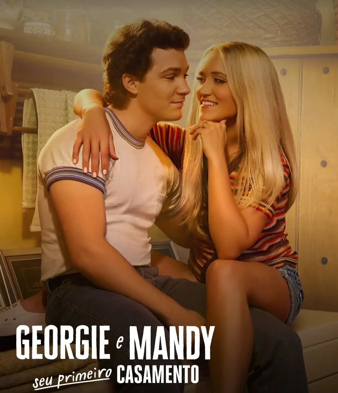 Imagem promocional com Georgie e Mandy sentados juntos em clima romântico. O texto diz: “Georgie e Mandy – seu primeiro casamento”.