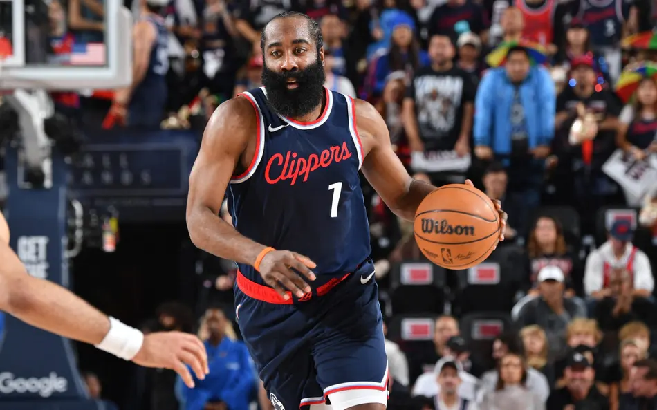 James Harden foi o cestinha da partida com 28 pontos 