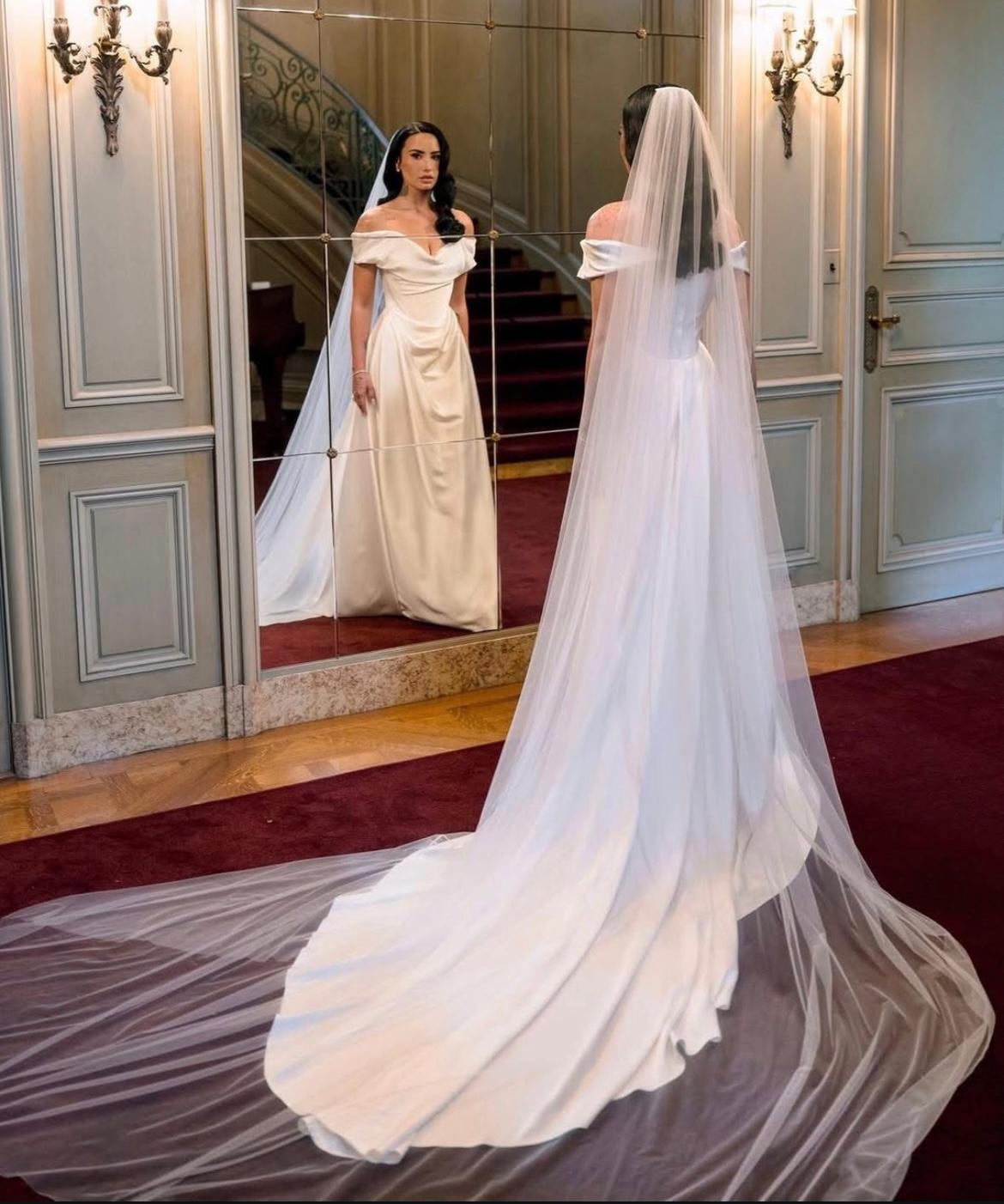 Demi Lovato sobe ao altar com look assinado por Vivienne WestWood