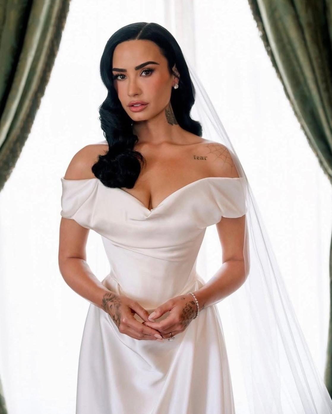 Demi Lovato sobe ao altar com look assinado por Vivienne WestWood