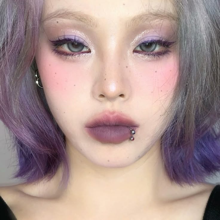 Maquiagem roxa: tendência domina o mundo da beleza Maquiagem roxa: tendência domina o mundo da beleza