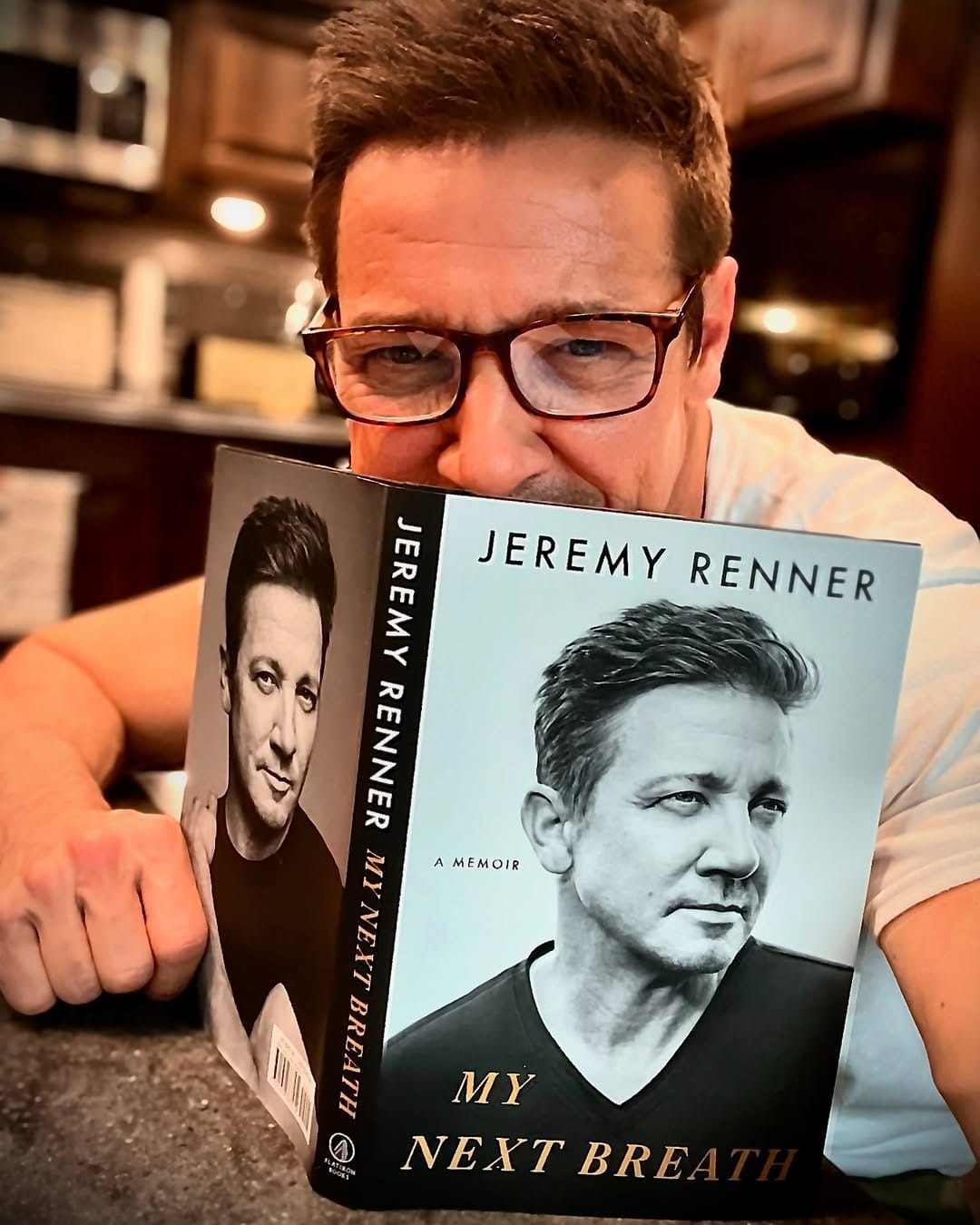 Jeremy Renner diz ter visto lugar extremamente belo quando sofreu acidente