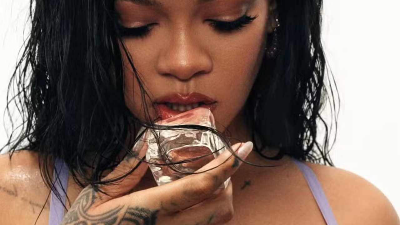 Rihanna posa de biquíni grávida, esconde barriga e brinca "será um verão atrevido" Rihanna posa de biquíni e brinca sobre barriga de grávida brincando de esconder