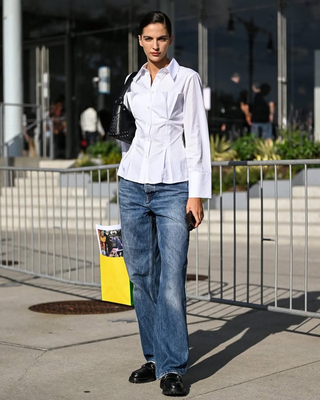 Confira o retorno da calça reta: o clássico que nunca sai de moda A calça reta é clássica e atemporal