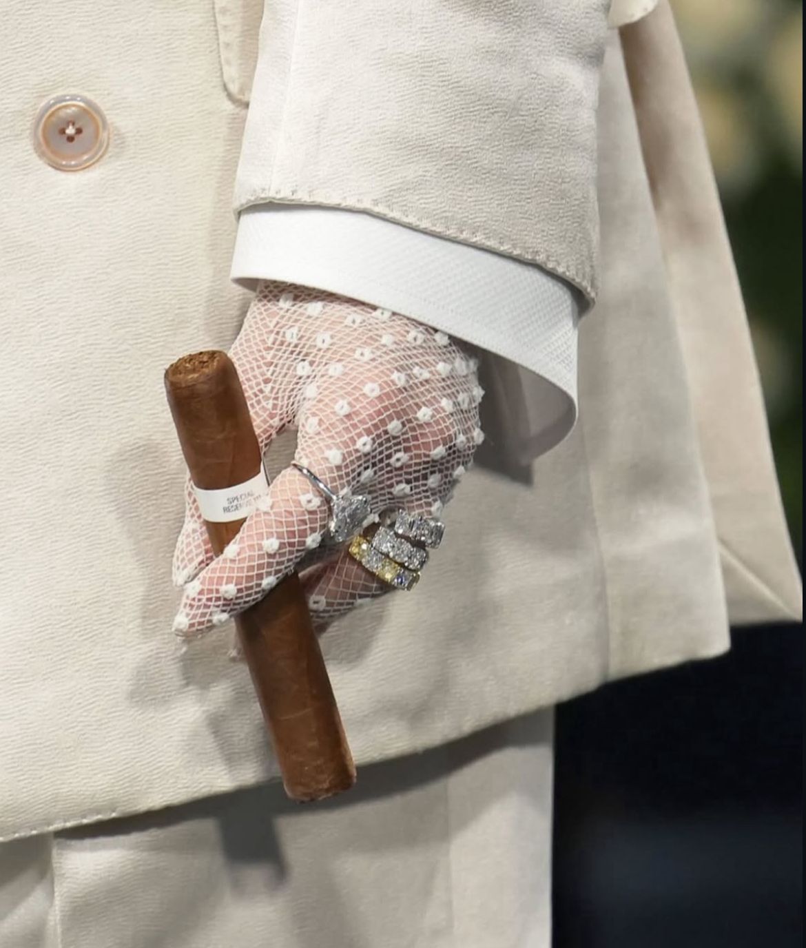 Madonna retorna ao Met Gala com poder e estilo Madonna retorna ao Met Gala com poder e estilo