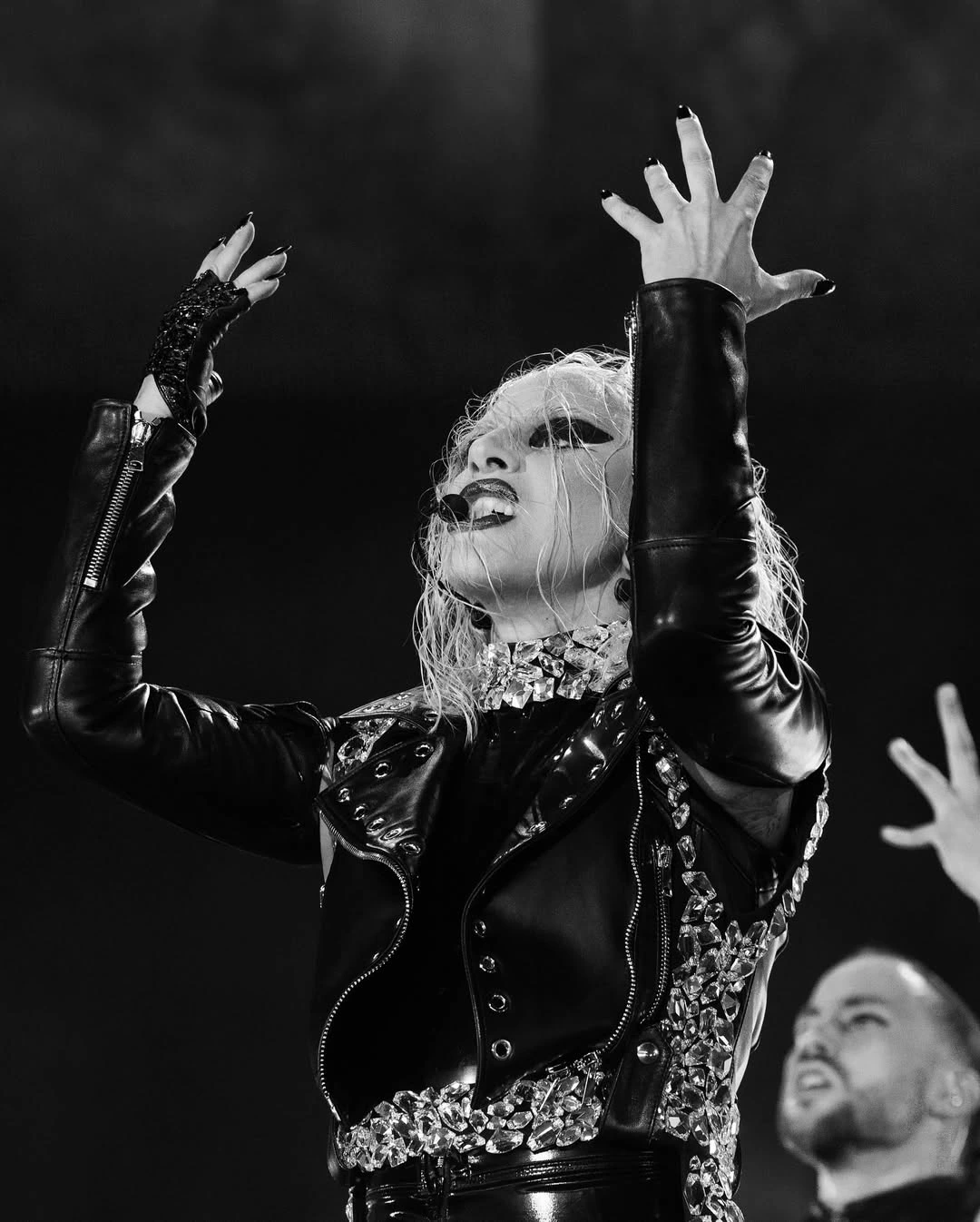 Saiba tudo sobre o show de Lady Gaga em Copacabana Lady Gaga cantando