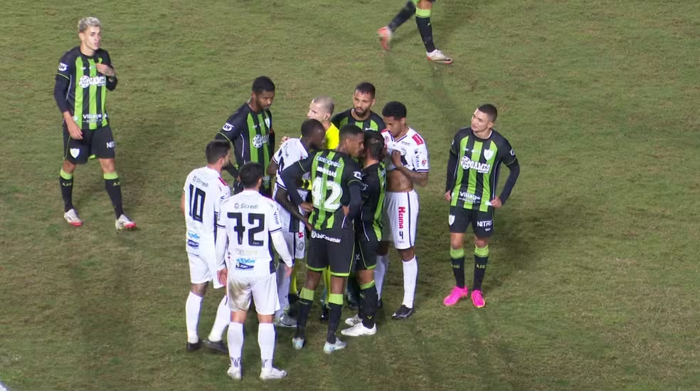 Jogador do América-MG é suspeito de injúria racial
