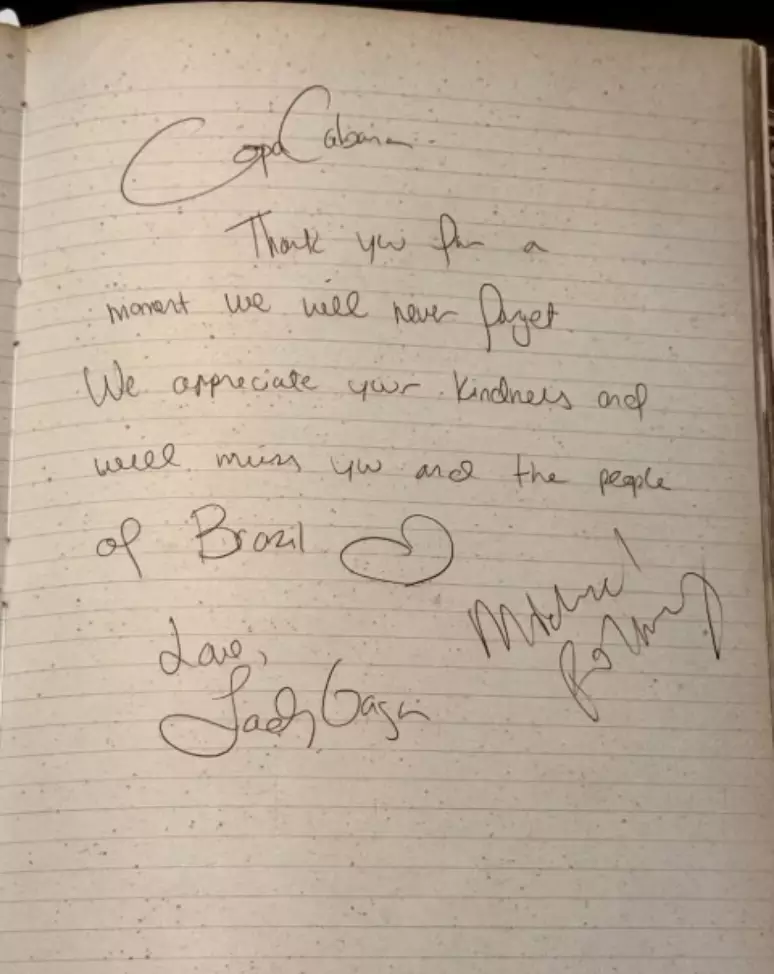 Lady Gaga deixa recado carinhoso para fãs no "Livro de Ouro"