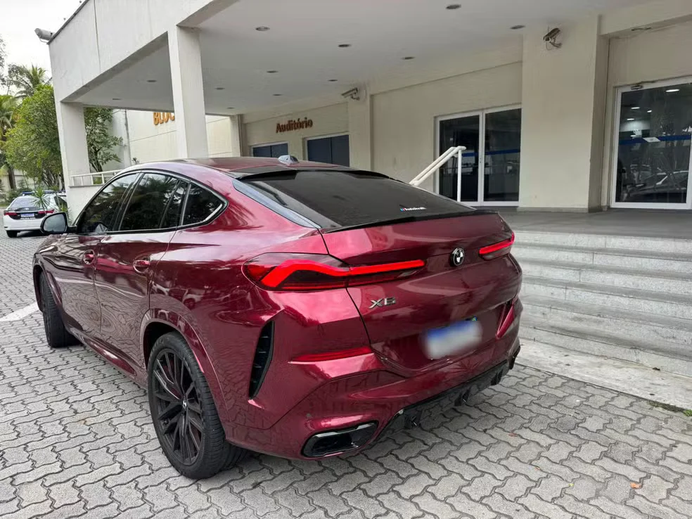 Carro de R$ 1 milhão de MC Poze é apreendido por suspeita de alteração na cor