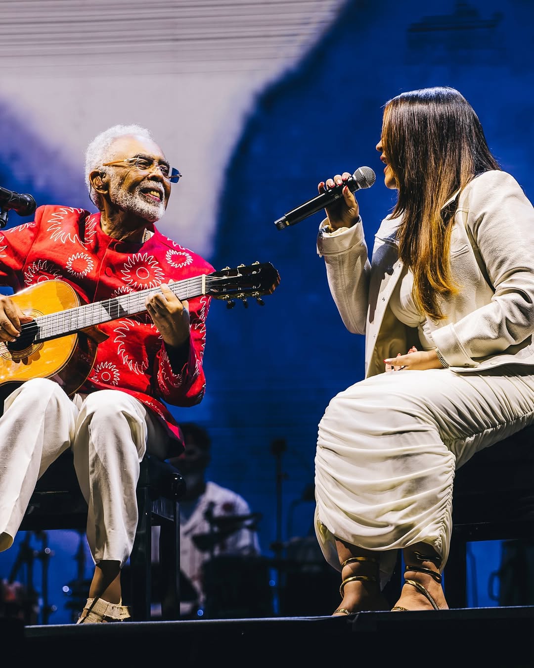 Gilberto Gil e Preta Gil no palco cantando "Drão" 