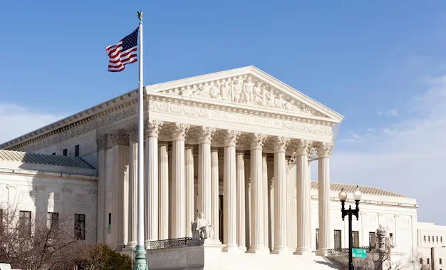 Suprema Corte dos EUA analisa tentativa de Trump de restringir cidadania por nascimento